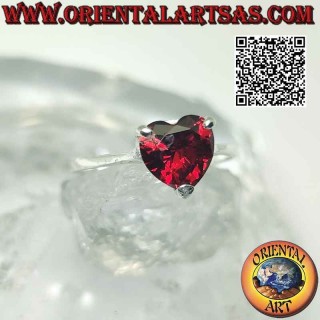 Anillo de plata rodiada con corazón en relieve granate engastado y agujero subyacente