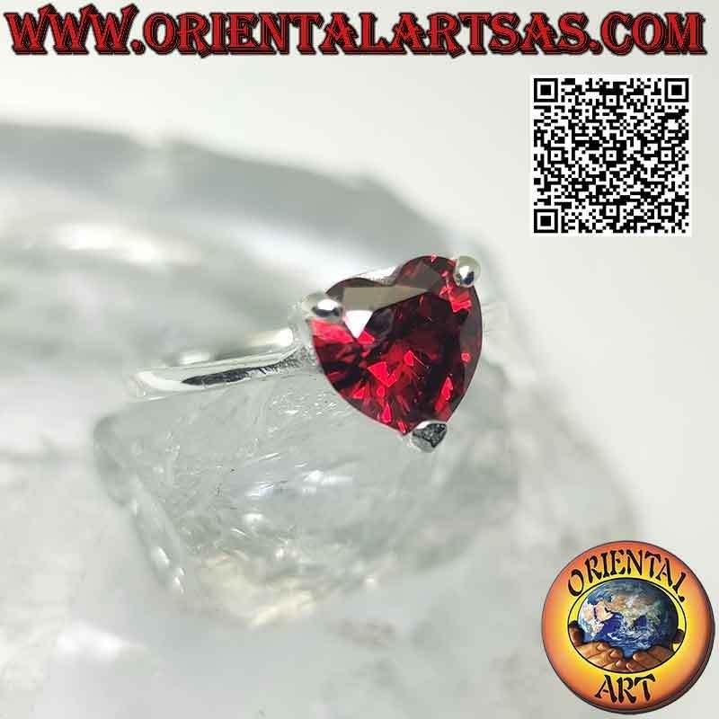 Anello in argento rodiato con granato a cuore incastonato