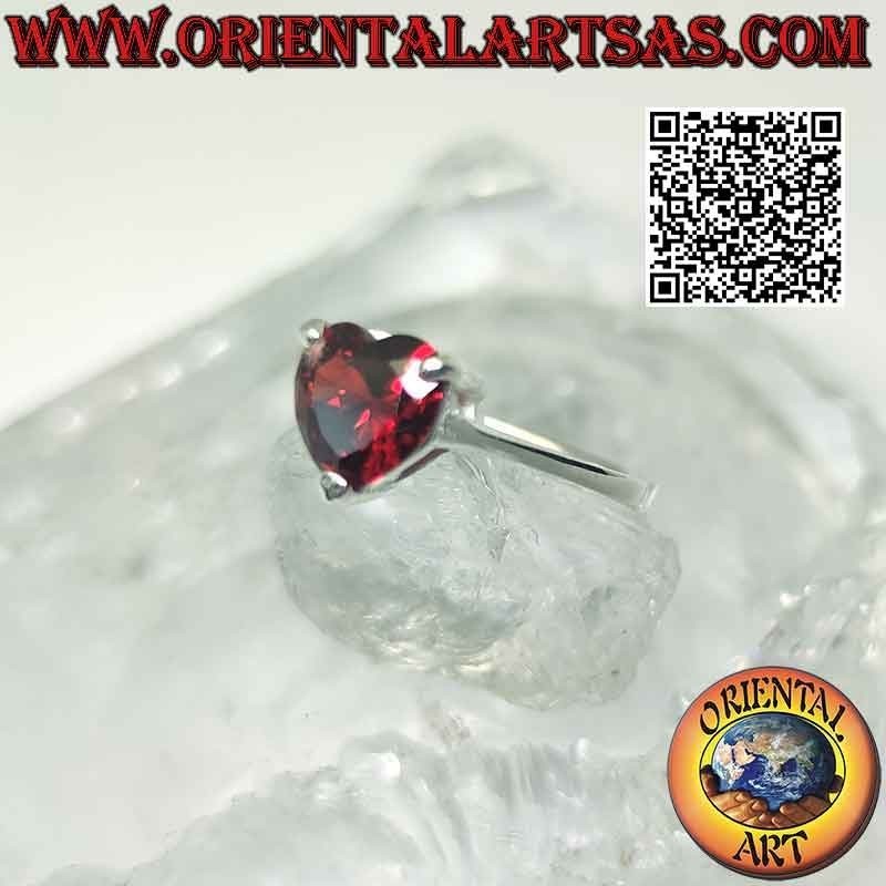 Anillo de plata rodiada con corazón granate engastado