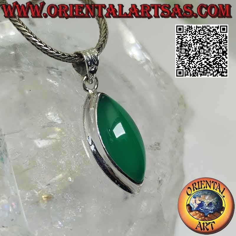 Pendentif en argent avec agate navette verte sur monture lisse