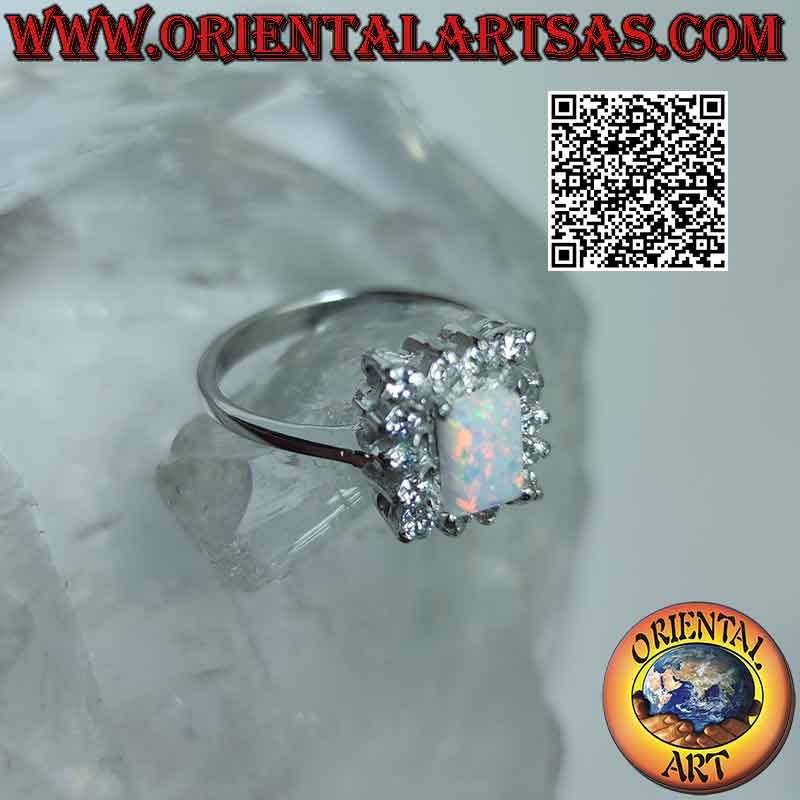 Anillo de plata con ópalo arlequín rectangular engastado rodeado de circonitas blancas