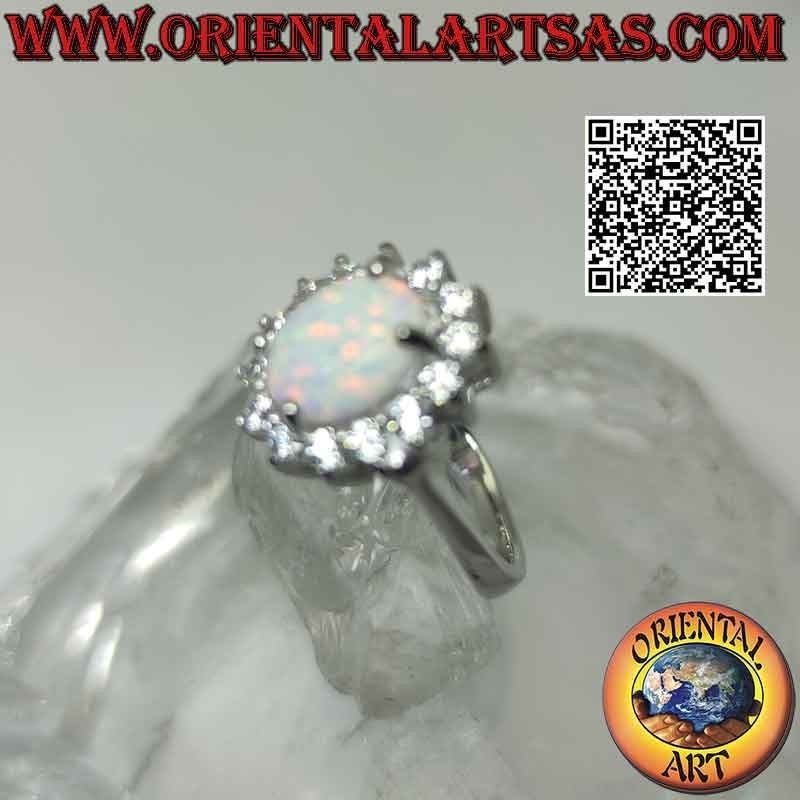 Anillo de plata con ópalo arlequín ovalado rodeado de circonitas