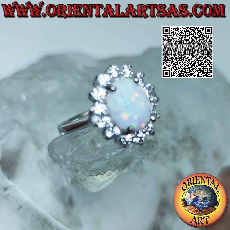 Silberring mit ovalem Harlekin-Opal, umgeben von Zirkonen