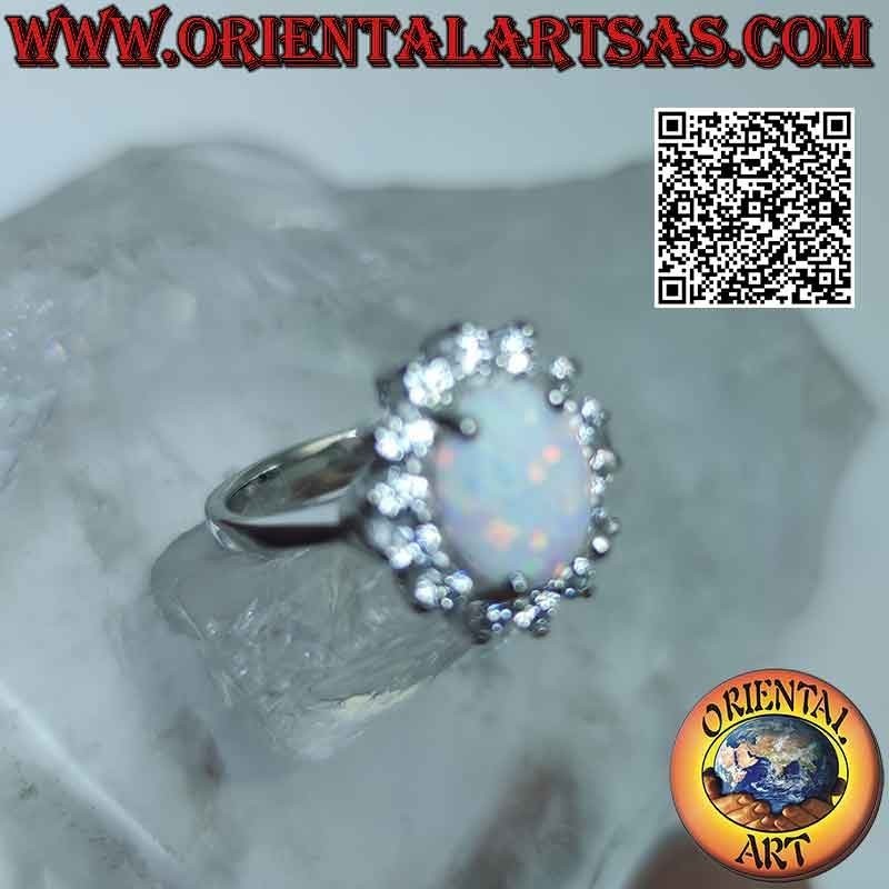 Silberring mit ovalem Harlekin-Opal, umgeben von Zirkonen