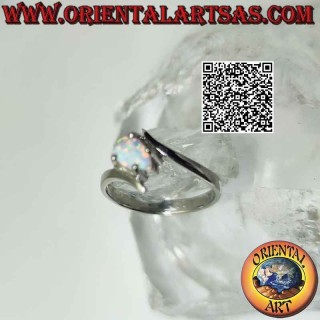 Anillo de plata con ópalo arlequín en forma de lágrima engastado en cruz entre líneas suaves