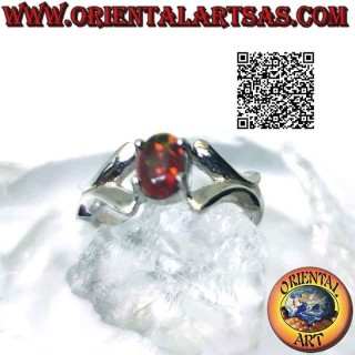 Anillo de plata con cabujón ovalado de ópalo de fuego engastado enganchado por X lisa en los laterales
