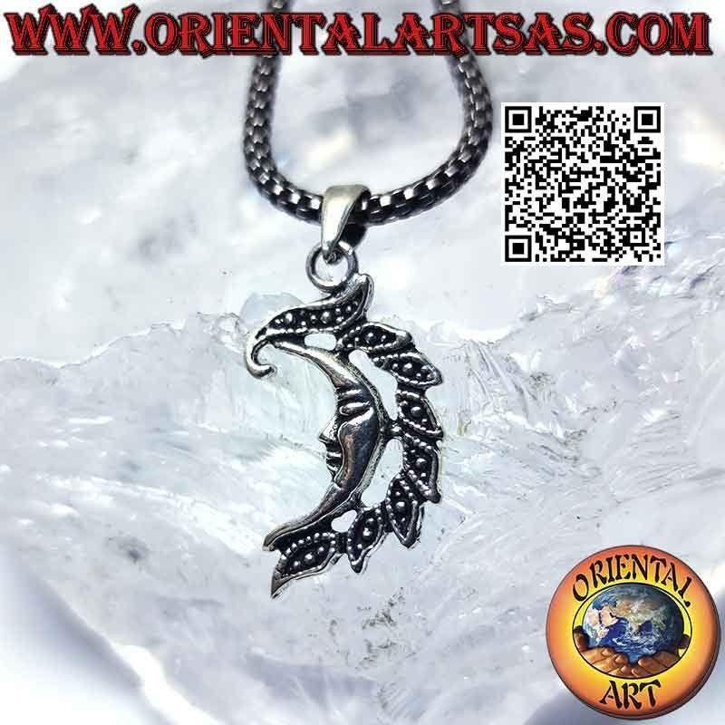 Colgante de plata, media luna lisa con cara y cresta de hojas