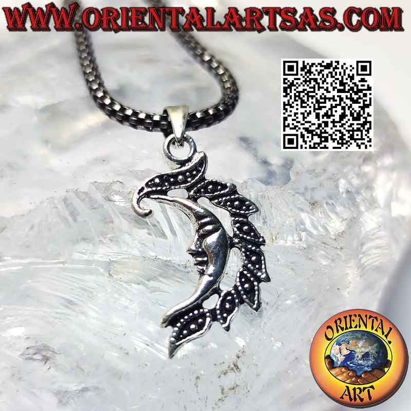 Colgante de plata, media luna lisa con cara y cresta de hojas