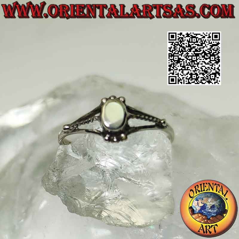 Anillo de plata con pequeña madreperla ovalada entre trío de bolas y triple enganche en los laterales