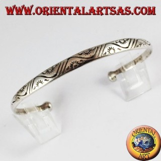 Pulsera de plata rígida con el sol estampado a mano