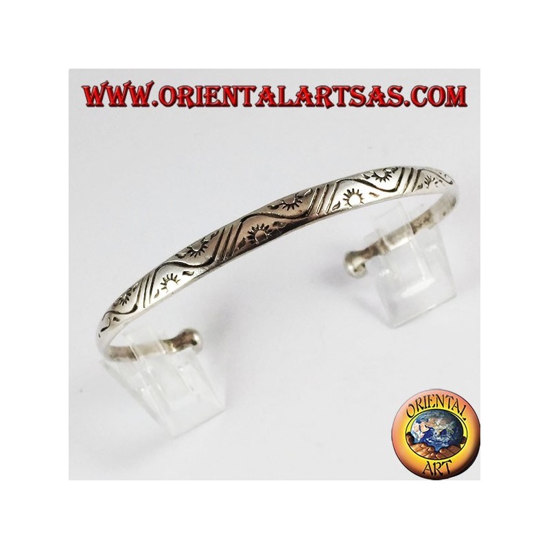 Pulsera de plata rígida con el sol estampado a mano