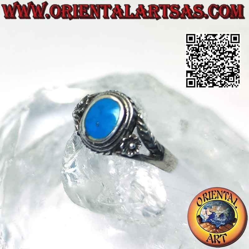Anello in argento con turchese ovale e fiore e ramo asimmetrici