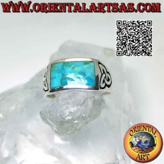 Anello in argento con turchese naturale dell'Arizona rettangolare e triquetra o nodo di Tyrone sui lati
