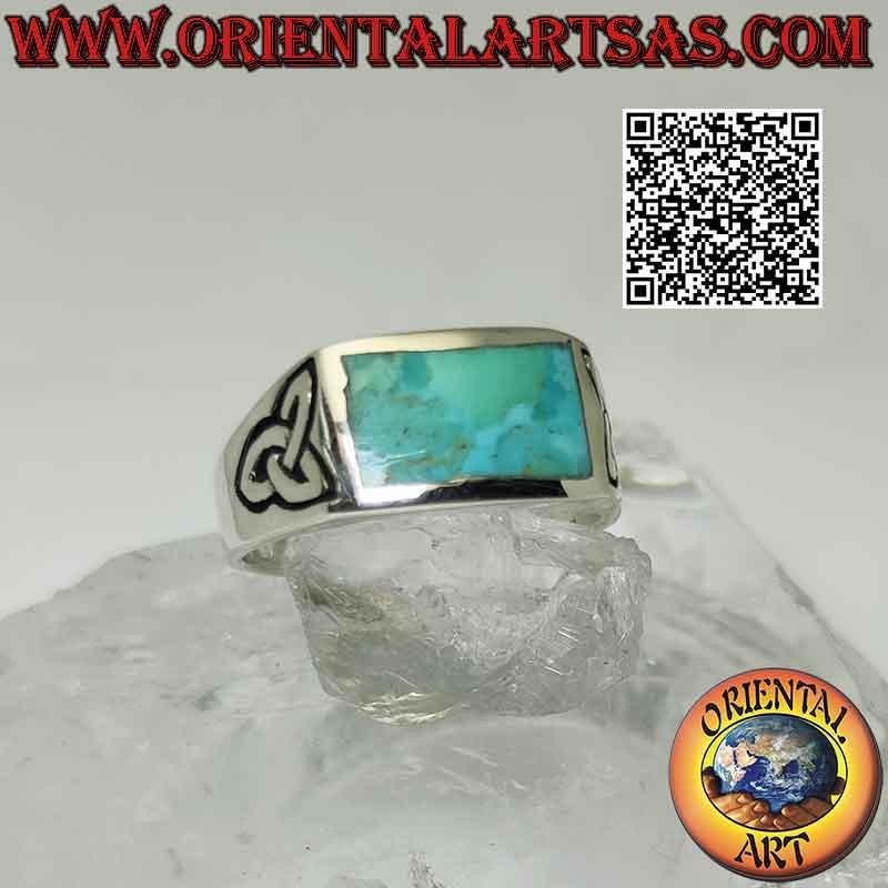 Anillo de plata con turquesa natural Arizona rectangular y triqueta o nudo Tyrone en los laterales