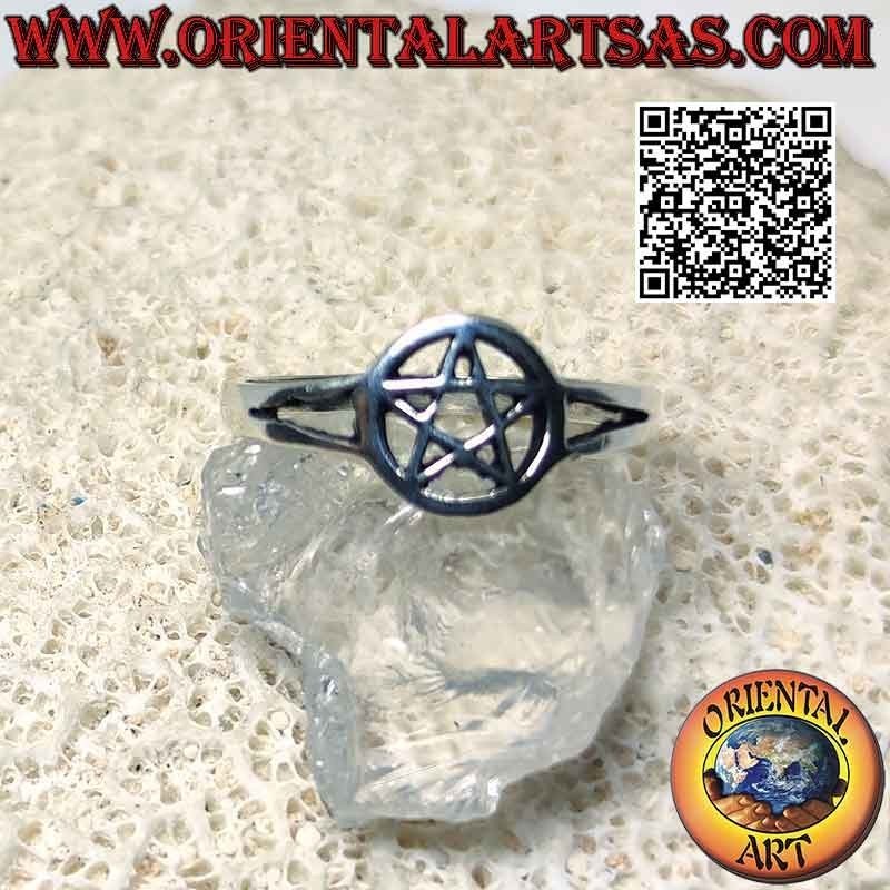 Bague en argent avec pentacle lisse dans le cercle plat