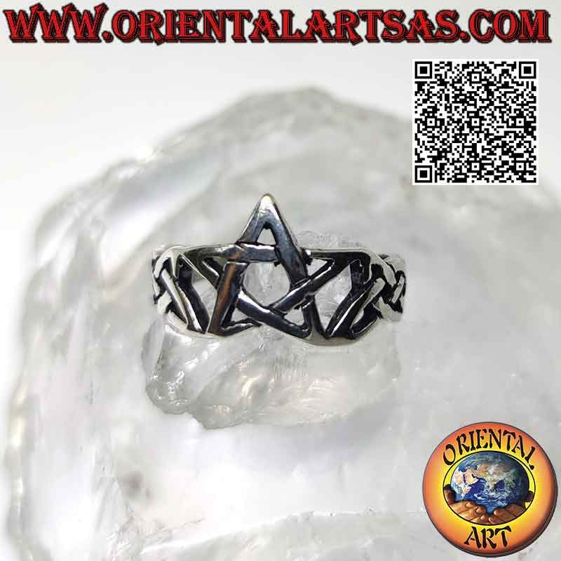 Bague en argent lisse avec pentacle lisse crocheté latéralement noeuds celtiques ajourés
