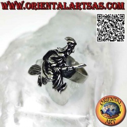 Anello in argento, la strega befana sulla scopa volante di profilo