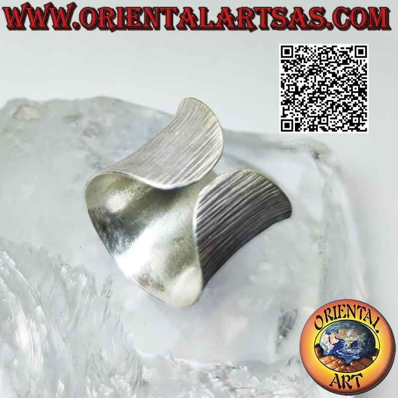 Anello fascia larga concava con incisioni verticali in argento Karen, regolabile
