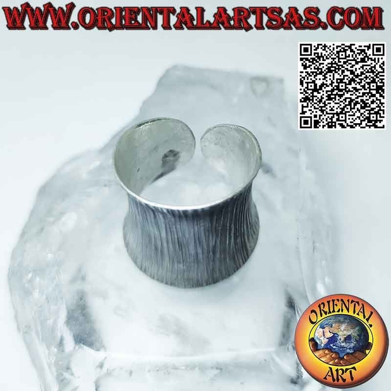 Anillo de banda ancha cóncava con grabados verticales en plata Karen, ajustable