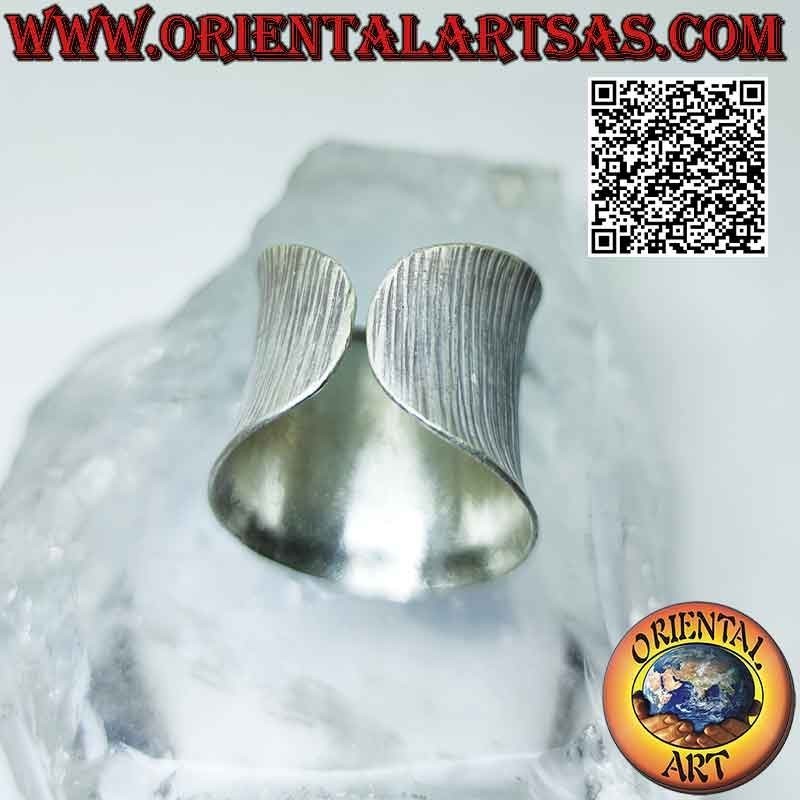 Anillo de banda ancha cóncava con grabados verticales en plata Karen, ajustable