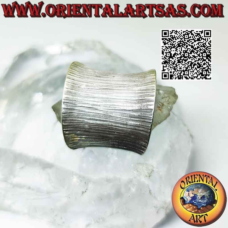 Anillo de banda ancha cóncava con grabados verticales en plata Karen, ajustable