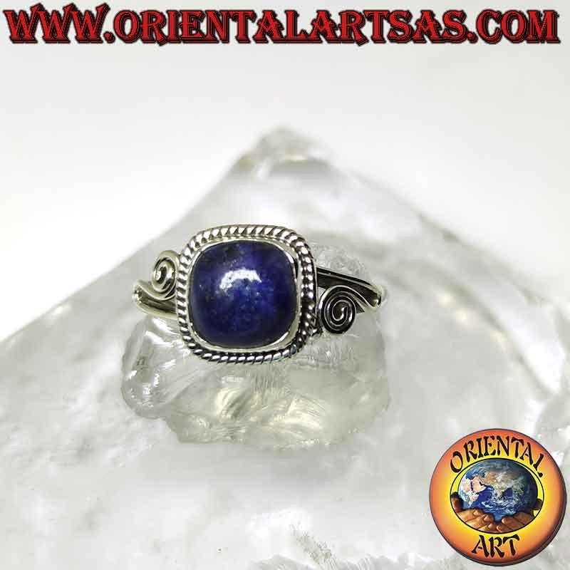 Anello in argento e lapislazzulo contornata da intreccio e spirale asimmetrici