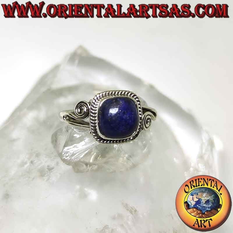 Ring aus Silber und Lapislazuli umgeben von asymmetrischer Verflechtung und Spirale
