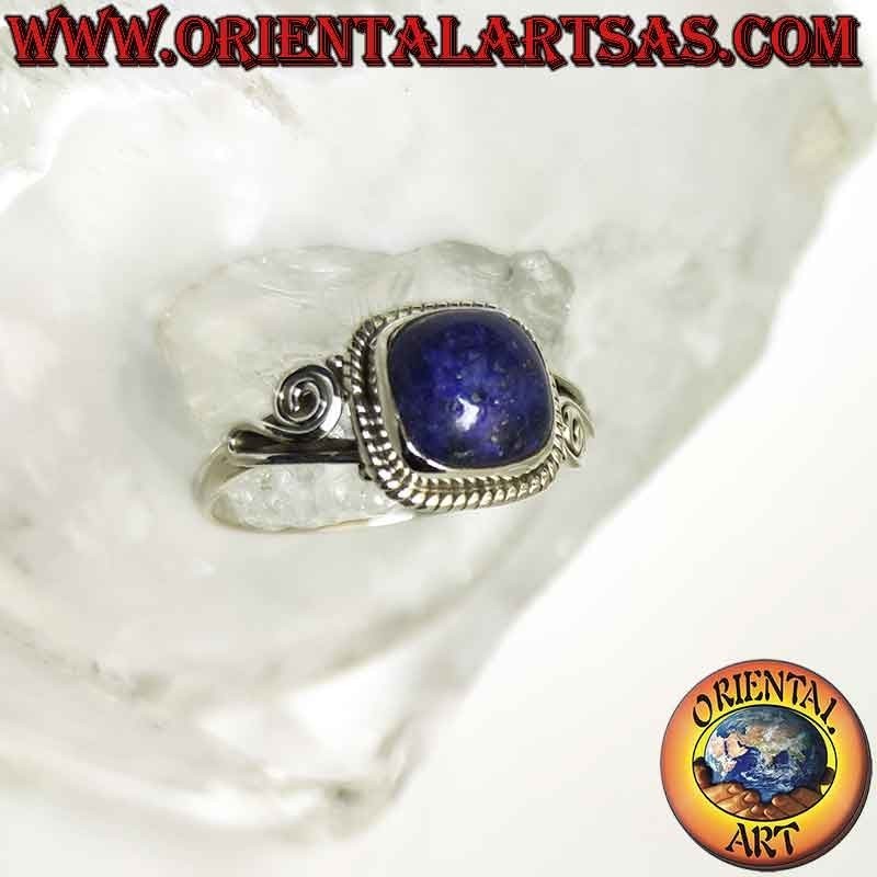 Anello in argento e lapislazzulo contornata da intreccio e spirale asimmetrici