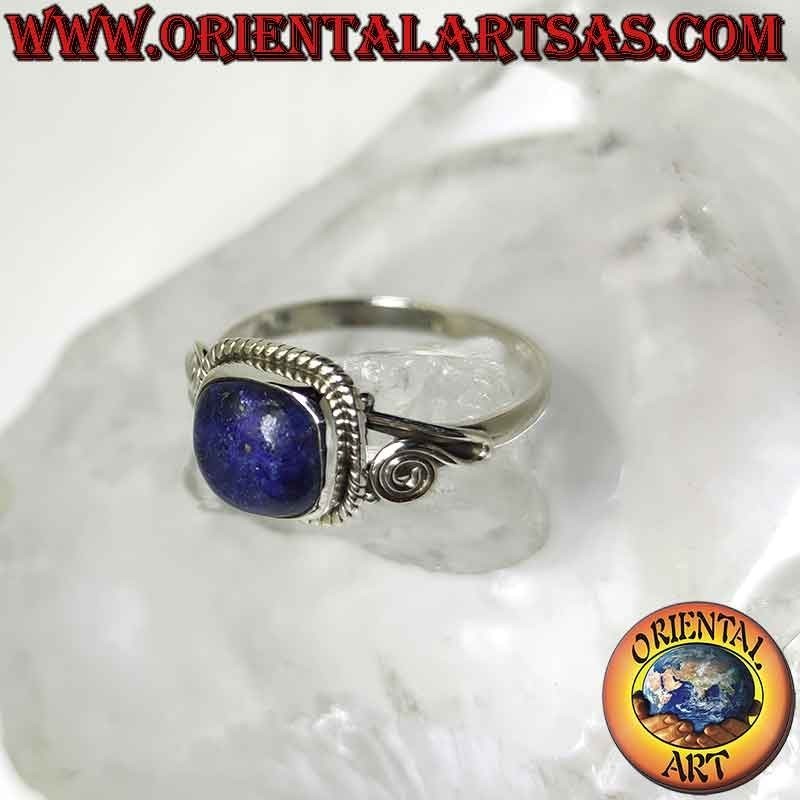 Ring aus Silber und Lapislazuli umgeben von asymmetrischer Verflechtung und Spirale