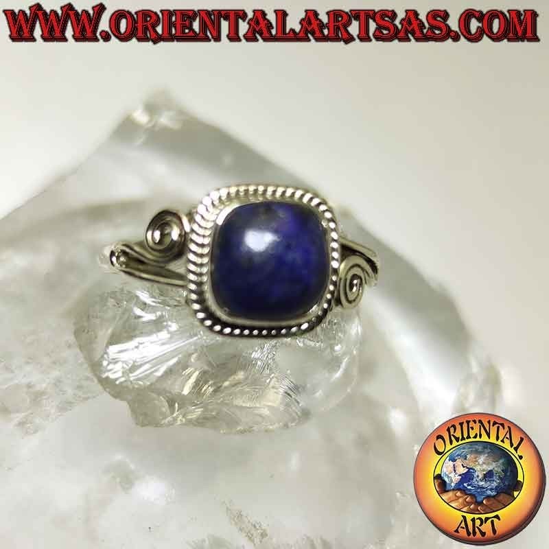 Anello in argento e lapislazzulo contornata da intreccio e spirale asimmetrici