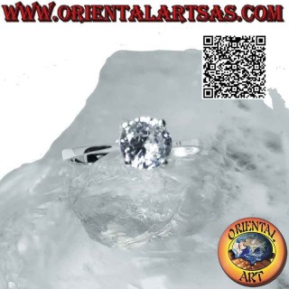 Anillo de plata con circonita blanca facetada redonda engastada en doble engaste liso