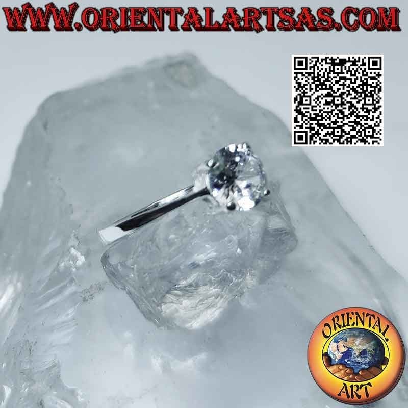 Bague en argent avec zircon rond serti sur un sertissage lisse