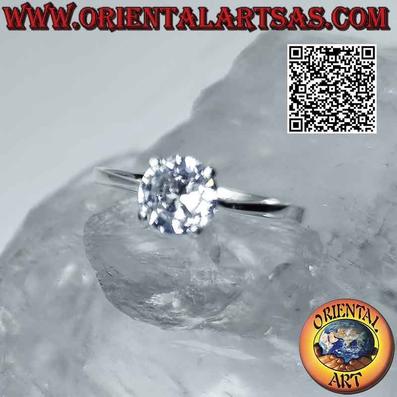 Anello in argento con zircone tondo incastonato su montatura liscia