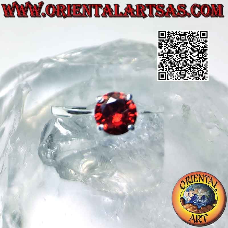 Anello in argento con granato sfaccettato tondo incastonato su montatura liscia doppia