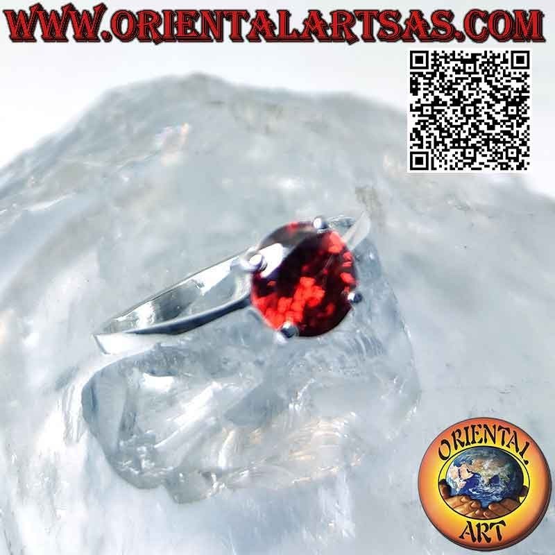 Anillo de plata con granate redondo engastado en montura lisa