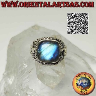 Silberring mit großem, quadratisch abgeschrägtem Cabochon-Labradorit, umgeben von Mikrokugeln und Verflechtungen