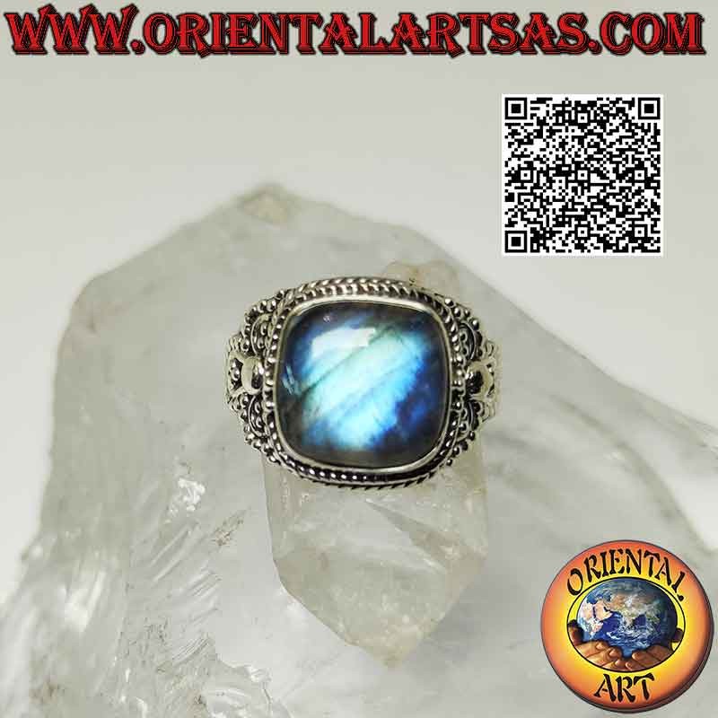 Anello in argento con grande labradorite quadrata smussata cabochon contornato da microsfere e intrecci