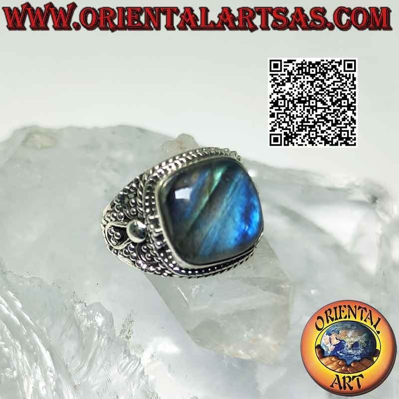 Bague en argent avec grosse labradorite carrée biseautée et microsphères
