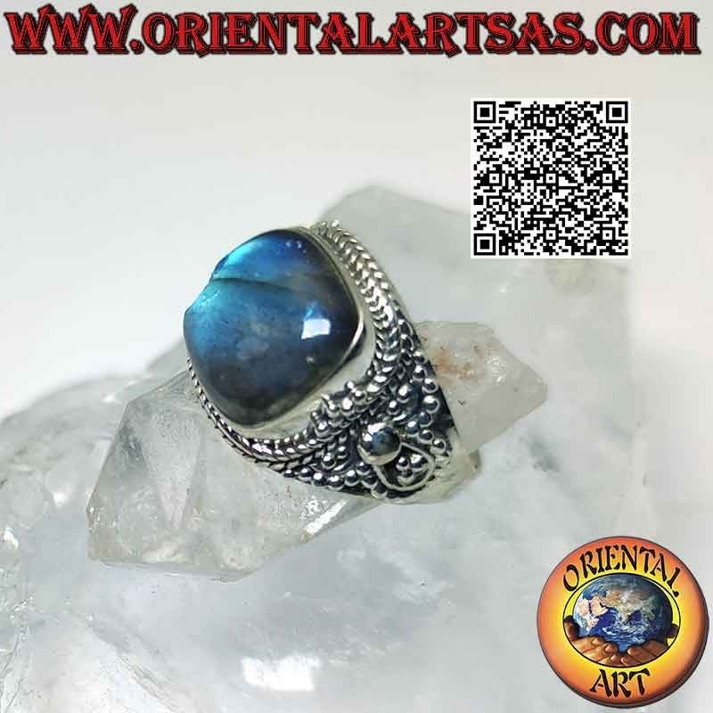 Anillo de plata con gran labradorita cuadrada biselada y microesferas