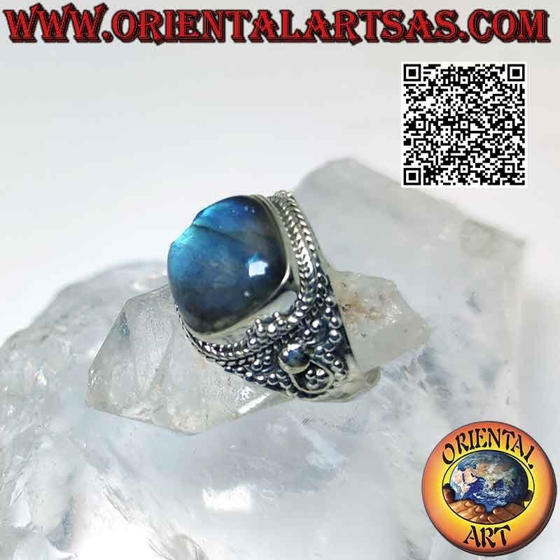 Bague en argent avec grosse labradorite carrée biseautée et microsphères
