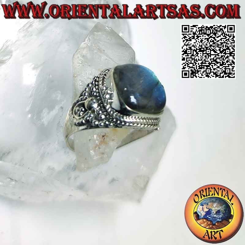 Bague en argent avec grosse labradorite carrée biseautée et microsphères