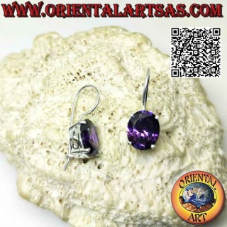 Silberohrringe mit oval facettiertem synthetischem Amethyst besetzt und "S"-förmiger Öffnung an den Seiten