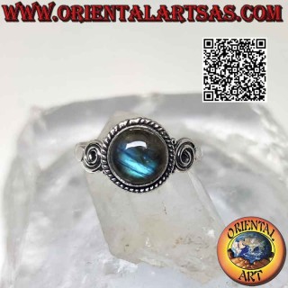 Anello in argento con labradorite tonda cabochon contornata da palline e spirali sui lati