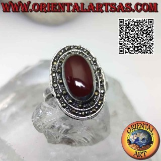 Anillo de plata con cornalina ovalada en relieve rodeada de dos hileras de marcasita