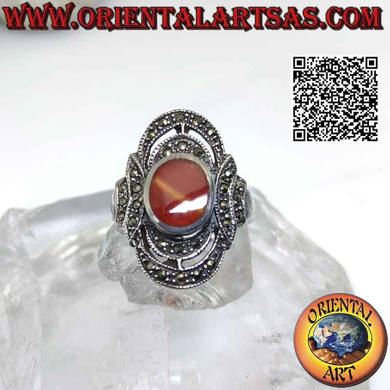 Silberring mit erhabenem ovalem Karneol, umgeben von zwei Doppelwellen aus Markasit