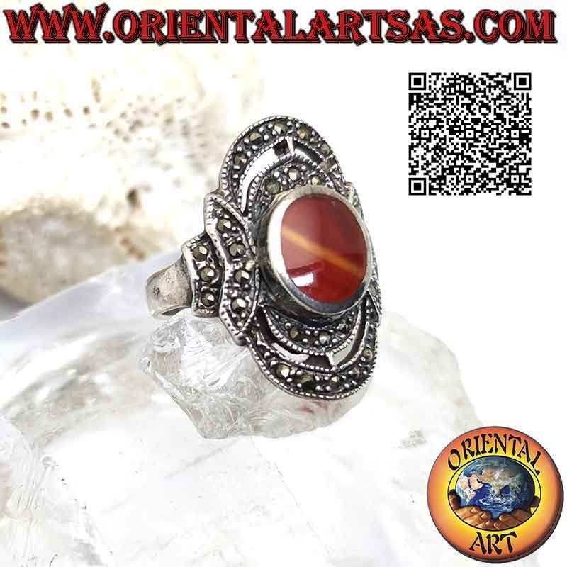 Anello in argento con corniola ovale e due doppie onde di marcasite