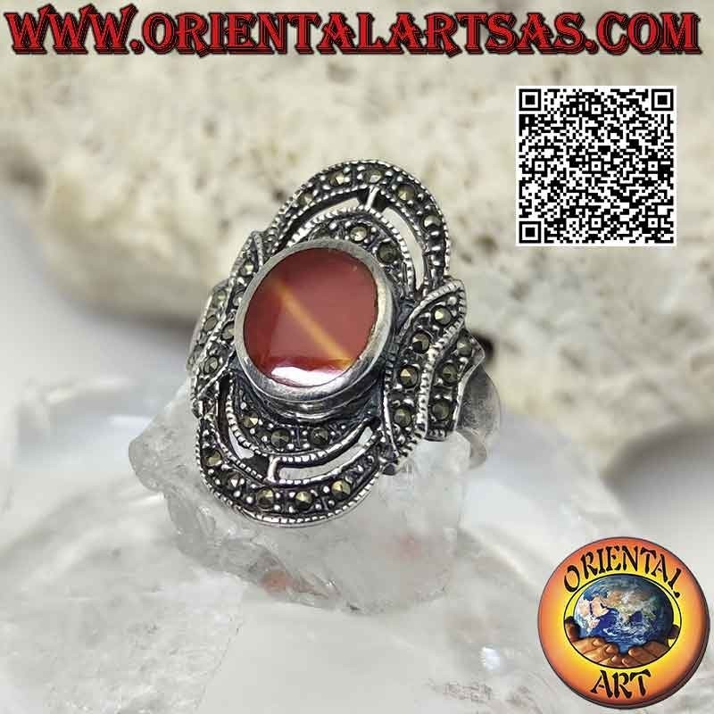 Anillo de plata con cornalina ovalada y dos ondas dobles de marcasita