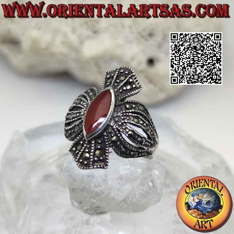 Anillo de plata cruz redondeada de marcasitas con lanzadera cornalina