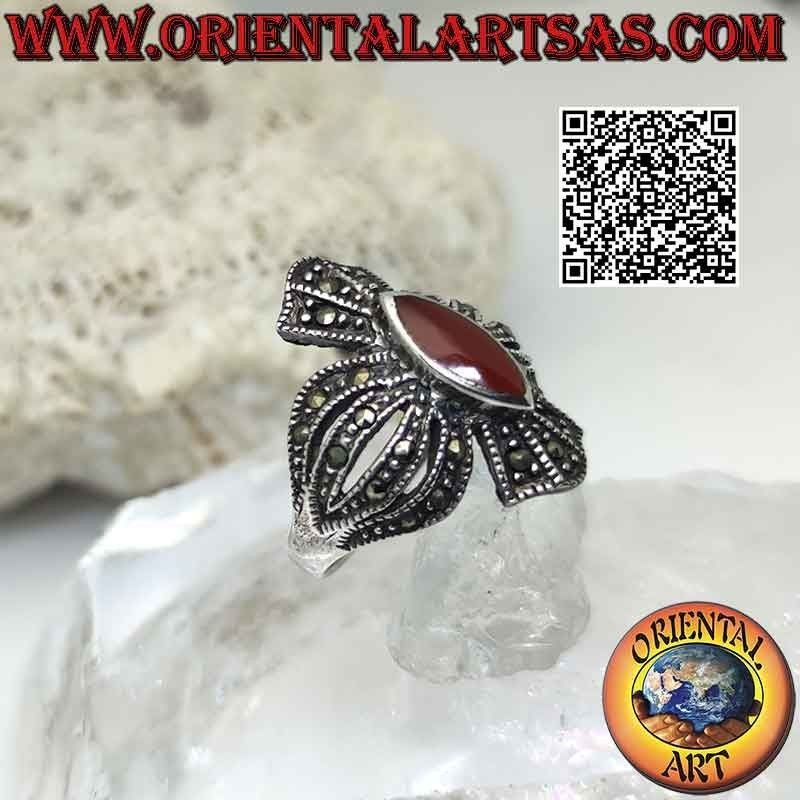 Anillo de plata cruz redondeada de marcasitas con lanzadera cornalina