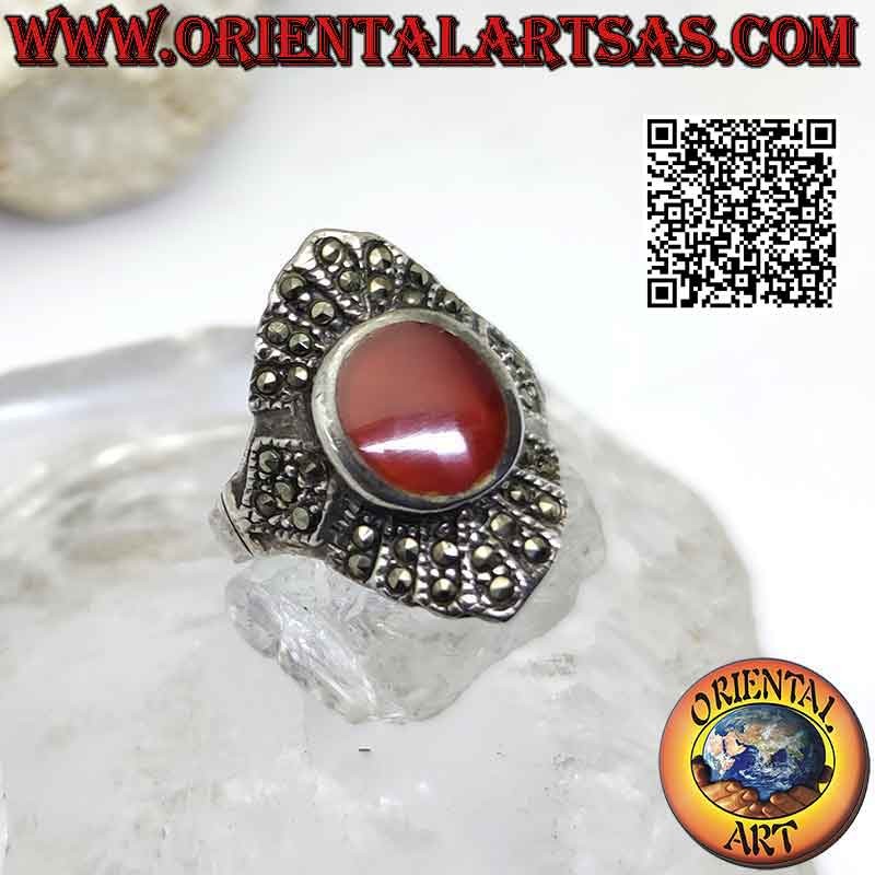 Anello in argento con corniola ovale su montatura romboidale tempestata di marcasite